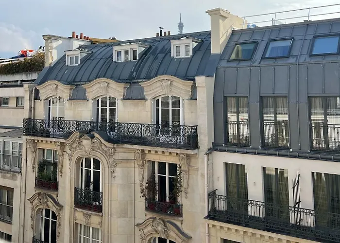 Room In Apartment With View Of The Eiffel Tower